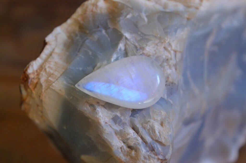 ムーンストーンの意味:月の光を宿す神秘の石