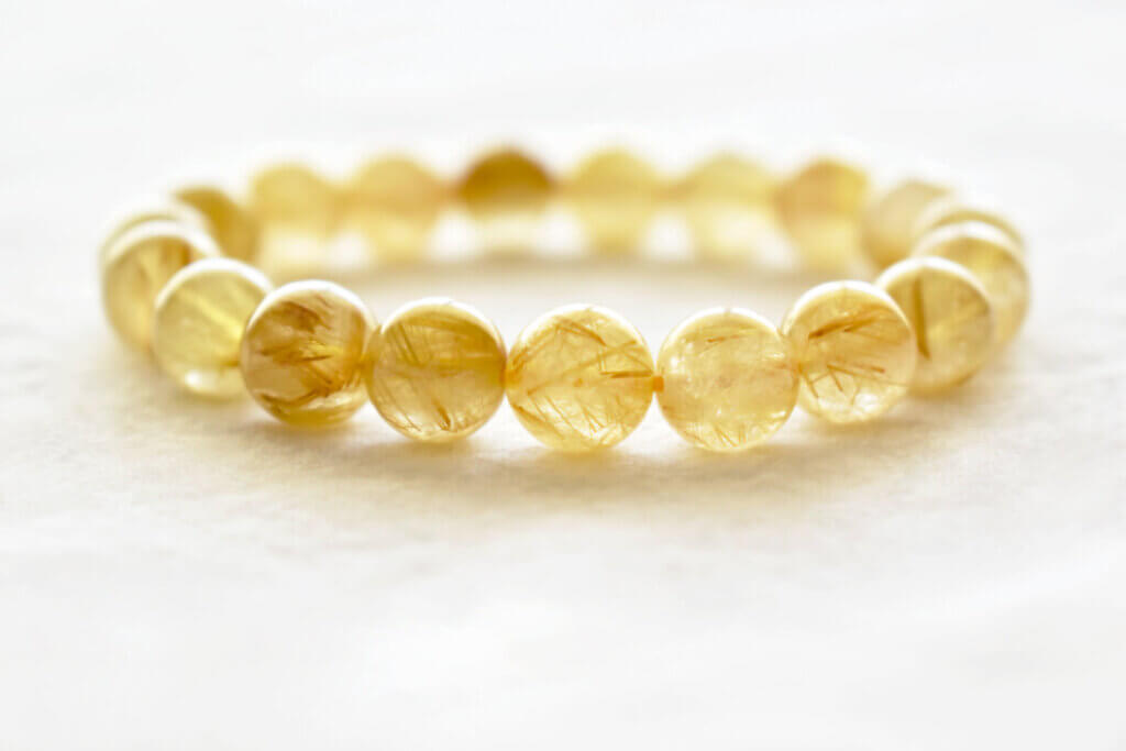 ルチルクォーツの和名は「針金入り水晶」! 由来と意味と効果:相性の良いパワーストーン 悪いパワーストーン!?についてお伝えします!!
