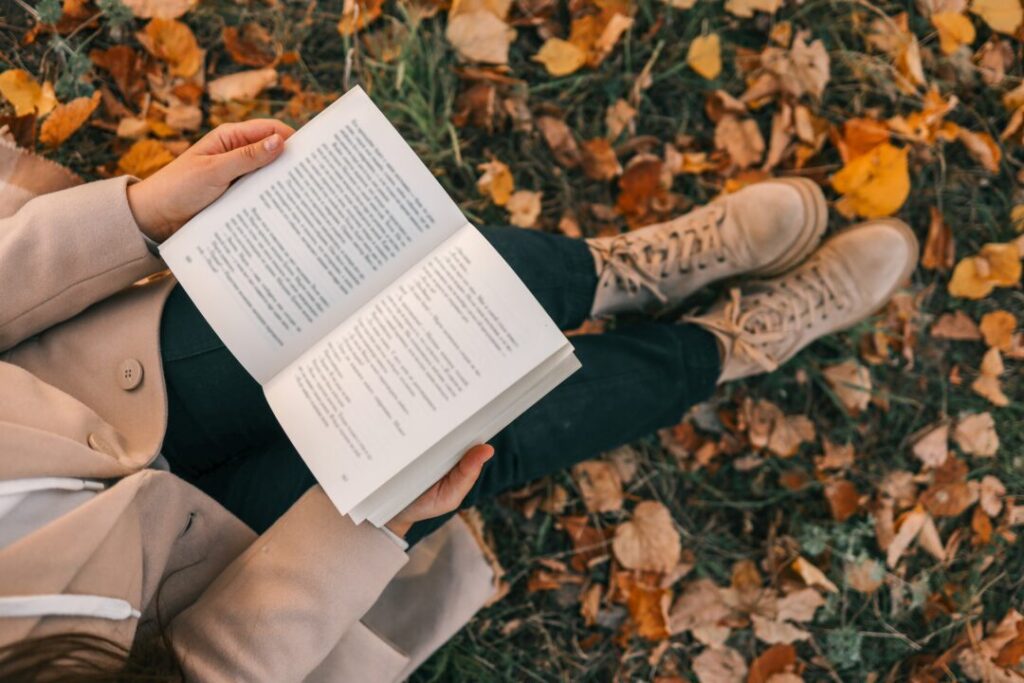 読書する際におすすめのパワーストーンをご紹介します!パワーストーンで集中力を高めてゆっくり落ち着いて読書が出来る癒しの空間を作ろう♪