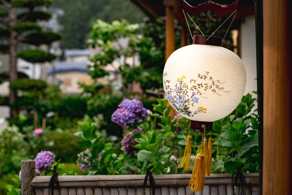 盂蘭盆(お盆)の供養 迎え火 盆踊りの意味:先祖を偲ぶ日本の夏の伝統とパワーストーン 天然石について!